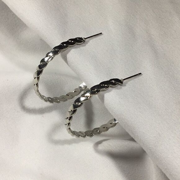 Flat & Twisted Hoops (UC3) - Picture 2 of 6